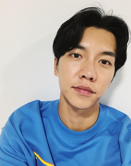 Singer and actor Lee Seung-gi has revealed his latest situation.Lee Seung-gi posted a picture on his Instagram on the afternoon of the 23rd with an article entitled Now.Lee Seung-gi in the open photo is smiling at Camera. Lee Seung-gi is proud of his piece-like features.Meanwhile, Lee Seung-gi is appearing on SBS gilt drama Baega Bond.