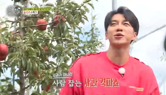 Lee Seung-gi struggled to split apples with his bare hands in front of childrenOn SBS Little Forest, which aired on September 23, she was shown harvesting apples with her children.Lee Seung-gi took the apple and tasted it herself, and admired it for being too delicious.Kang Yi-han (7) wanted to eat apples, but he couldnt eat properly because his front teeth were missing, and Park Na-rae asked Lee Seo-jin, Can you split this?Lee Seo-jin immediately admitted, How do you do this?But Lee Seung-gi said, Ill do it for you. He struggled to split the apple with his bare hands. Park Na-rae said, You have to win. You can.You made a tree house, too. Jung So-min was worried that he would get people.Yoo Gyeong-sang