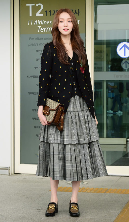Model and actor Lee Sung-kyung left for Milan, Italy, through Incheon International Airport to attend the Gucci 2020 spring summer collection fashion show on the 22nd.Lee Sung-kyung added a cool look by matching Guccis 2019 pre-pol collection look with a cherry embroidery decoration and a black single bust jacket with a pineapple pattern, as well as a black and white pleats skirt.In addition, GG Supreme Pattern Gucci 1955 Holsbit shoulder bag, which was the first in the 2020 cruise collection, attracted attention by directing moccasin shoes with Holsbit and chunky gold chain.Lee Sung-kyung will attend the Gucci 2020 spring summer fashion show at 4 p.m. (local time) on September 22 at Gucci Hub in Milan, Italy.Information on fashion shows can be found in real time through Guccis official online site and official SNS channel.Written by Fashion Webzine Park Ji-ae Photo l GucciModel and actor Lee Sung-kyung left for Milan, Italy, through Incheon International Airport to attend the Gucci 2020 spring summer collection fashion show on the 22nd.