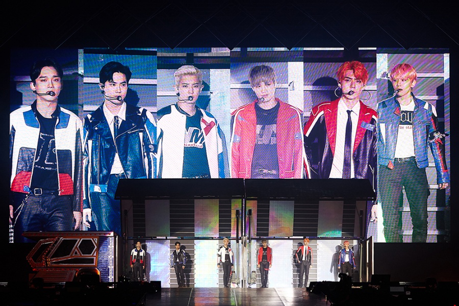 K-pop king EXO successfully completed the Bangkok solo concert.EXO held EXO Planet # 5 - Remy LaCroix Floyion - in Bangkok at Bangkok Impact Arena in Thailand from September 20 to 22, and enthusiastically attracted 33,000 viewers for three days with fantastic performances that combine colorful music, power performance and colorful stage production.In particular, this performance was a perfect concert for EXOs Bangkok solo concert held in about a year and a half, so EXO sold out all three performances at the same time as ticket opening. As a result, EXO continued to march all the time from its first concert EXO Planet # 1 held in Bangkok in 2014 to EXO Planet # 5 It once again confirmed its unpopularity.In this performance, EXO has a rich stage of 23 songs from mega hits such as slut, addiction, call me baby, monster, Power to tempo, love shot, damage, time of contact, oasis, Ill be here It gave a great cheer.In addition, the audience responded enthusiastically by waving fan lights and showing how to cheer for each performance. On the 21st, the concert also sang a song of celebration for the member Chen who celebrated his birthday on the same day, and added a warm heart by holding a slogan event that said, You may be just one person in the world, but it is the whole world for us.EXO will host EXO Planet #5 - Remy LaCroix Floys Layion - In Taipei at Taipei Arena in Taiwan on September 28-29.
