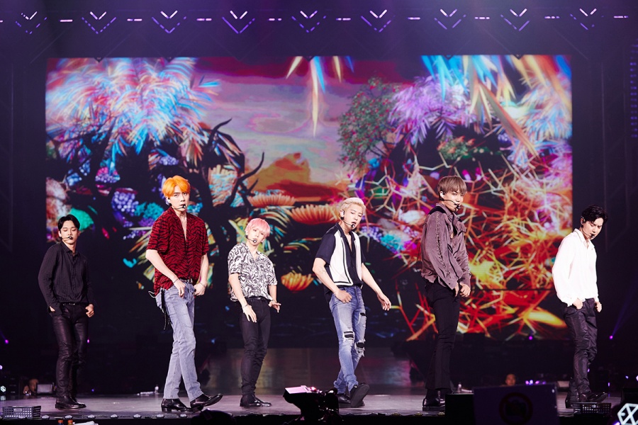 K-pop king EXO successfully completed the Bangkok solo concert.EXO held EXO Planet # 5 - Remy LaCroix Floyion - in Bangkok at Bangkok Impact Arena in Thailand from September 20 to 22, and enthusiastically attracted 33,000 viewers for three days with fantastic performances that combine colorful music, power performance and colorful stage production.In particular, this performance was a perfect concert for EXOs Bangkok solo concert held in about a year and a half, so EXO sold out all three performances at the same time as ticket opening. As a result, EXO continued to march all the time from its first concert EXO Planet # 1 held in Bangkok in 2014 to EXO Planet # 5 It once again confirmed its unpopularity.In this performance, EXO has a rich stage of 23 songs from mega hits such as slut, addiction, call me baby, monster, Power to tempo, love shot, damage, time of contact, oasis, Ill be here It gave a great cheer.In addition, the audience responded enthusiastically by waving fan lights and showing how to cheer for each performance. On the 21st, the concert also sang a song of celebration for the member Chen who celebrated his birthday on the same day, and added a warm heart by holding a slogan event that said, You may be just one person in the world, but it is the whole world for us.EXO will host EXO Planet #5 - Remy LaCroix Floys Layion - In Taipei at Taipei Arena in Taiwan on September 28-29.