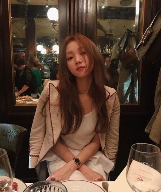 Actor Lee Sung-kyung has released a daily photo of the alluring.Lee Sung-kyung posted a picture on his Instagram on the 23rd with an article entitled 2days ago.In the photo Lee Sung-kyung poses in a restaurant.Lee Sung-kyung, who stares at the camera with a stylish jacket over his shoulder in Whitetons One Piece, is hanging long hair and radiating deadly allure.The more watery beauty collects Eye-catching with the fashionistas aura.Lee Sung-kyung has appeared as Cho Ji-hye in the movie Girl Cops and has emanated the charm of Girl Crush.