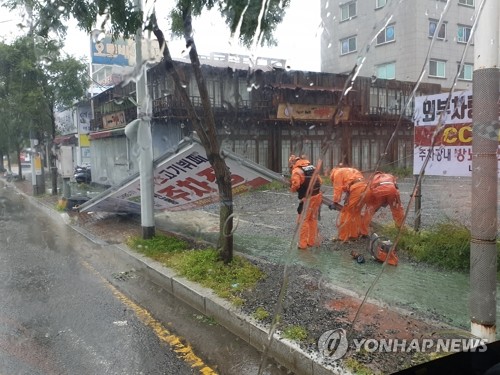 태풍에 떨어진 시설물 안전 조치 (울산=연합뉴스) 지난 22일 태풍 타파로 인해 간판 등 시설물이 떨어져 있는 것을 울산소방 119구조대가 출동해 안전 조치를 하고 있다. [울산시 제공.재판매 및 DB 금지] young@yna.co.kr