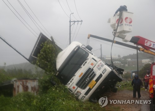 화물차도 넘어뜨린 태풍 위력 (울산=연합뉴스) 김용태 기자 = 제17호 태풍 '타파'가 북상하고 있는 지난 22일 오후 울산시 북구에서 주차돼 있던 화물차가 강풍을 이기지 못하고 옆으로 쓰러져 있다. yongtae@yna.co.kr