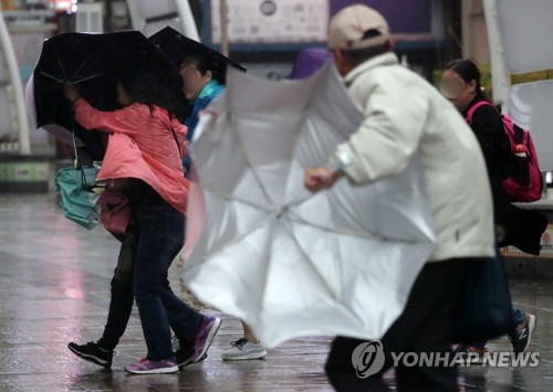 강풍에 들기 힘든 우산 (부산=연합뉴스) 손형주 기자 = 제17호 태풍 '타파'에 직접 영향권에 들어간 지난 22일 부산 자갈치 시장 인근에서 시민들이 강한 바람에 힘겹게 걸어가고 있다. handbrother@yna.co.kr