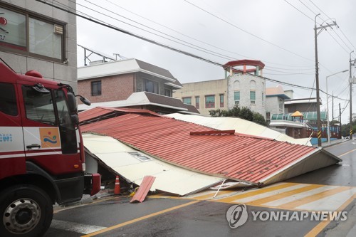 바람에 풀썩 내려앉은 창고 (여수=연합뉴스) 천정인 기자 = 제17호 태풍 타파의 영향권에 든 지난 22일 오후 전남 여수시 오림동 한 거리에서 바람을 이기지 못한 창고 건물이 쓰러져 있다. iny@yna.co.kr