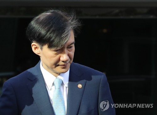 굳은 표정으로 (서울=연합뉴스) 신준희 기자 = 조국 법무부 장관이 23일 오전 서울 서초구 방배동 자택에서 나오고 있다.  hama@yna.co.kr