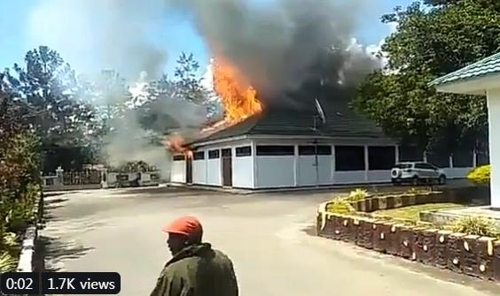 파푸아 와메나시의 관공서가 불에 타는 장면 [트위터 동영상 캡처]