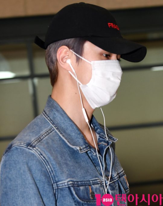 Sehun of group EXO is showing airport fashion by entering Incheon International Airport after a concert in Thailand Bangkok on the morning of 24 Days.