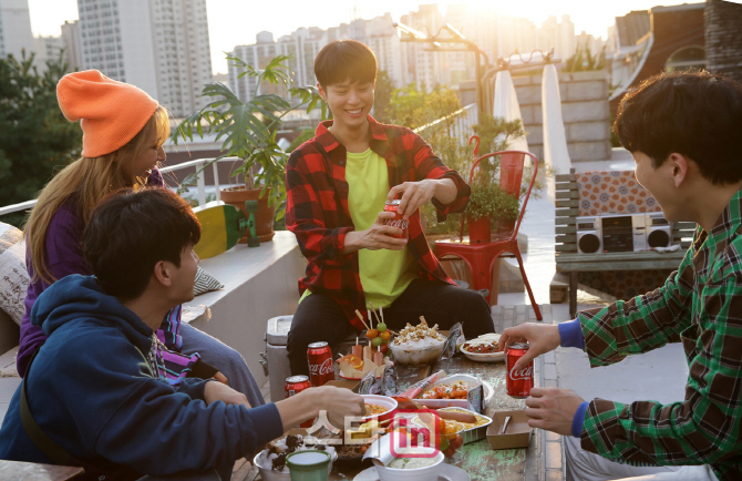 AD shooting, which features Park Bo-gums delicious day schedule, featured company colleagues, friends, and family members with relaxed and delicious food.