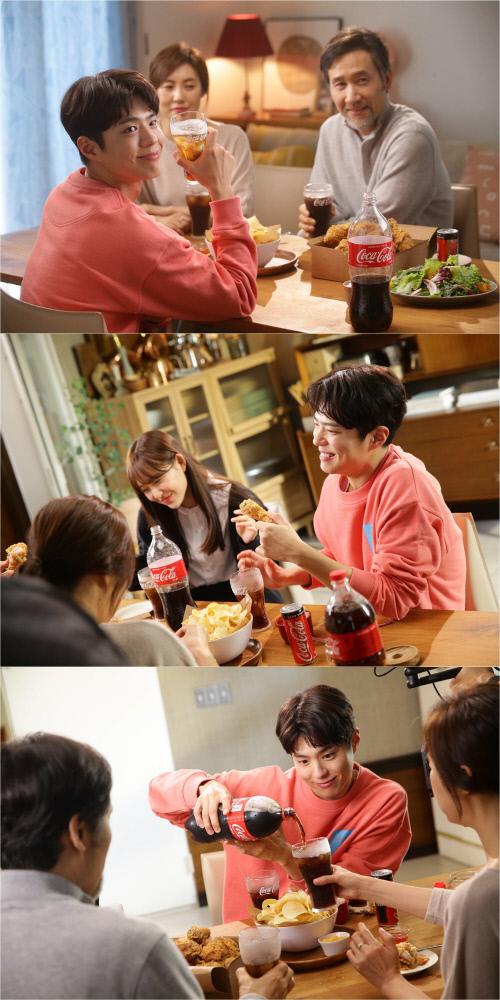 In the evening with the family, Chicken presented a perfect combination of Chicken and Coca-Cola with a thrilling Coca-Cola.This makes the viewer want to enjoy a delicious and special meal by handing Coca-Cola - Coca-Cola with their loved ones.In addition, Park Bo-gum is the back door of his film, which is more intimate and energetic, such as giving Coca-Cola - Coca-Cola to his fellow actors throughout the shooting and creating a warm atmosphere.Coca-Cola - Coca-Cola, who has been conveying the excitement of the daily life of the world for 130 years, is a coffee coca-cola - Coca-Cola that wakes up the languid afternoon by adding coffee to Coca-Cola in March, and a coca-cola - Coca-Cola in May. Coca-Cola Frozen is a product that reflects consumer needs every year and is attracting industry and consumer attention.In addition, Coca-Cola - Coca-Cola has been steadily loved by consumers through various events as well as sensual video AD containing the excitement of only Coca-Cola.