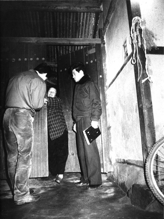 1990년 11월 9번째 살인사건이 발생한 화성군 태안읍 사건 현장부근에서 탐문수사 중인 경찰의 모습. /조선DB
