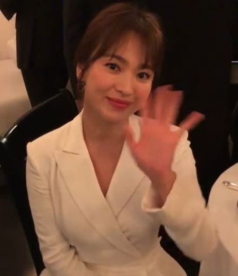 The Hong Kong Bin Fruit Daily reported on the 16th that Song Hye-kyo recently applied for a short-term course at the Chelsea College of Arts in New York City.Song Hye-kyo reportedly stayed in New York City to attend New York City Fashion Week on July 7.At that time, various media reported the recent situation with the photo of Song Hye-kyo.The Binguilbo reports that Song Hye-kyo did not return home and stayed in New York City and applied for a short-term course at the Chelsea College of Arts.The media also said that Song Hye-kyo did not confirm the facts because of privacy.Song Hye-kyo had greeted fans through the fashion magazine Vogue Korea at the time of attending Fashion Week.In a video posted on Vogue Koreas Instagram account, Song Hye-kyo said, Hello.Song Hye-kyo. He said he was in New York City and waved to fans.Song Hye-kyo, who married Actor Song Joong-ki, 34, in October 2017, has been active even after delivering Song Joong-ki and Divorce news in June this year.In August this year, 10,000 copies of the guide were donated to the Chinese Government Complex in China to mark the 74th anniversary of Liberation Day and the 100th anniversary of the establishment of the Provisional Government of the Republic of Korea.