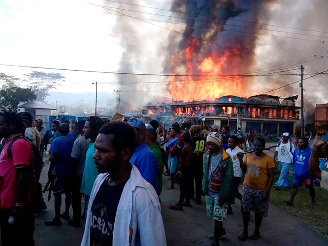 인종 차별에 항의하는 대규모 시위가 발생한 인도네시아 파푸아주 와메나 시내의 한 상점이 23일 오후 불에 타고 있다. 미처 빠져 나오지 못하고 불에 타 숨진 사망자가 많은 것으로 전해진다. 와메나=AP연합