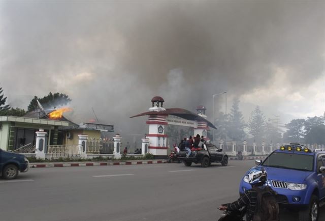 인종 차별에 항의하는 대규모 시위가 발생한 인도네시아 파푸아주 와메나 시내의 관공서가 23일 오후 불에 타고 있다. 와메나=AP연합