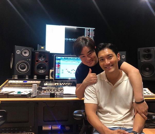 Group Super Junior member Choi Siwon has released a two-shot with Yoo Young-jin.Choi Siwon told his SNS on the 23rd, The always unchanging appearance, the loving and respectful director Yoo Young-jin. The beginning and end of K-pop.I am very happy to have a new project with my director. In the photo that he uploaded together, Choi Siwon poses intimately in a place that looks like a studio with Yoo Young-jin producer.The friendship of two people representing SM Entertainment brings warmth.Meanwhile, Super Junior, which Choi Siwon belongs to, will release its new album Time_Slip on October 14, and will begin a new activity with the title song Super Clap.Super Junior will also host a solo concert Super Show 8 at the Seoul Olympic Park KSPODOME (Gymnastics Stadium) on October 12 and 13.New activities from Choi Siwon and Super Junior are expected.