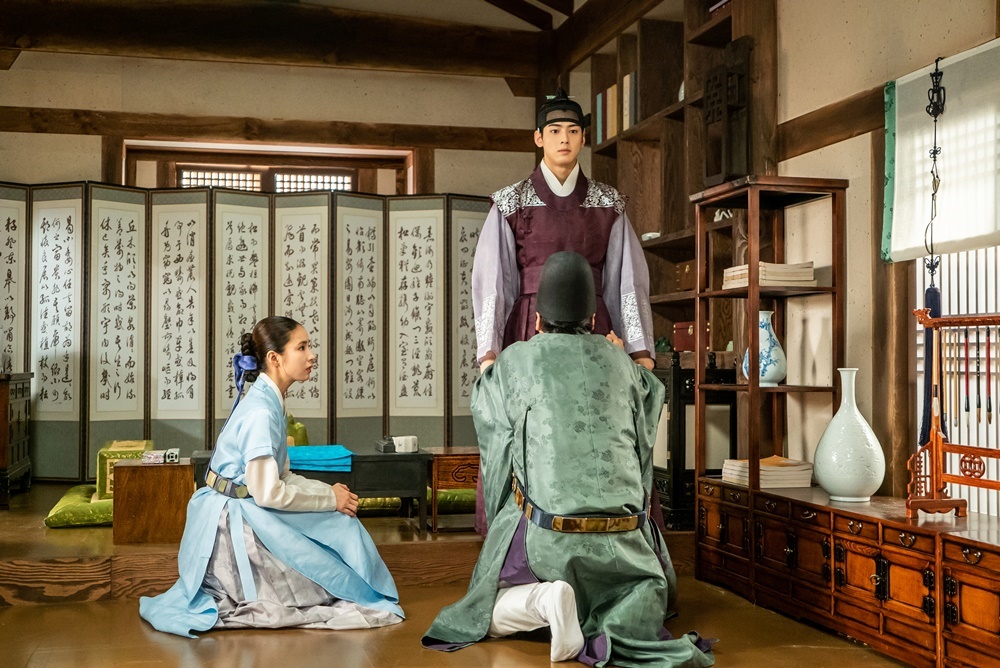 The new officer, Na Hae-ryung, runs into the truth 20 years ago.He not only ignores the dismantling of Shin Se-kyung and the Holy Land, but also shows a charismatic army, such as suppressing the gold army that blocks the front.MBC drama Na Hae-ryung (played by Kim Ho-soo / directed by Kang Il-soo, Han Hyun-hee / produced Chorokbaem Media) released the image of Lee Rim (Cha Eun-woo) approaching the truth on the 24th.Na Hae-ryung, starring Shin Se-kyung, Cha Eun-woo, and Park Ki-woong, is the first problematic first lady of Joseon (Shin Se-kyung) and the anti-war mother Solo Prince Lee Rims Phil full romance release.Lee Ji-hoon, Park Ji-hyun and other young actors, Kim Yeo-jin, Kim Min-sang, Choi Duk-moon, and Sung Ji-ru.In the 33-36th episode of Na Hae-ryung, a new employee, Lee Rim was shown to be the enemy of Lee Kyeom (Yoon Jong-hoon) of Heeyoung County, the former president of the U.S.It was also surprising that Lee was a teacher in the Hodam Teachers Exhibition, which is the center of all events.Na Hae-ryung and Irim discovered the link between Kim Il-moks Sacho and Nokseodang, which contain all the truths of the incident 20 years ago, and approached the truth and raised interest in future development.Na Hae-ryung in the public photo is looking at the Leerim of a firm eye.This is the situation where Lee Lim decided to visit Kim Yeo-jin and ask for the truth.In this regard, Heo Sam-bo (Seong Ji-ru) of the inner circle holds I-rims leg and begs begging him not to go to the preparations, while I-rim is turning away from him, which makes him sad.Then, while Na Hae-ryung and Sambo were heading for the preparations, Irim was restrained by the gold army.Soon, Irim is aiming at the gold soldiers who stop him, and he is shooting charisma that can not be tolerated, amplifying the tension.As such, Lee Lim is foreseeing that he will run into the past 20 years ago as the enemy of the King Hee Young-gun, and the truth will be revealed and what kind of blue will happen.I am going to visit Lim in preparation for the release of Na Hae-ryung and Sambo, said Na Hae-ryung, a new employee. I would like to ask for your attention until the end of the conversation with Lim, who is the only relative of his family.Shin Se-kyung, Cha Eun-woo and Park Ki-woong will appear on Wednesday, 25th at 8:55 pm 37-38 times.iMBC  Photos
