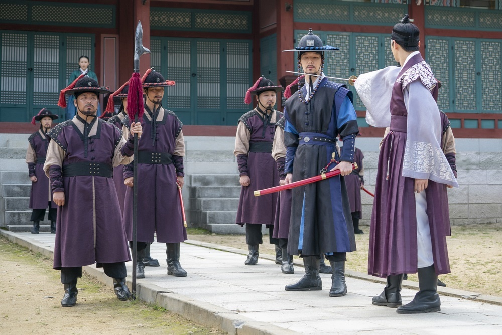 The new officer, Na Hae-ryung, runs into the truth 20 years ago.He not only ignores the dismantling of Shin Se-kyung and the Holy Land, but also shows a charismatic army, such as suppressing the gold army that blocks the front.MBC drama Na Hae-ryung (played by Kim Ho-soo / directed by Kang Il-soo, Han Hyun-hee / produced Chorokbaem Media) released the image of Lee Rim (Cha Eun-woo) approaching the truth on the 24th.Na Hae-ryung, starring Shin Se-kyung, Cha Eun-woo, and Park Ki-woong, is the first problematic first lady of Joseon (Shin Se-kyung) and the anti-war mother Solo Prince Lee Rims Phil full romance release.Lee Ji-hoon, Park Ji-hyun and other young actors, Kim Yeo-jin, Kim Min-sang, Choi Duk-moon, and Sung Ji-ru.In the 33-36th episode of Na Hae-ryung, a new employee, Lee Rim was shown to be the enemy of Lee Kyeom (Yoon Jong-hoon) of Heeyoung County, the former president of the U.S.It was also surprising that Lee was a teacher in the Hodam Teachers Exhibition, which is the center of all events.Na Hae-ryung and Irim discovered the link between Kim Il-moks Sacho and Nokseodang, which contain all the truths of the incident 20 years ago, and approached the truth and raised interest in future development.Na Hae-ryung in the public photo is looking at the Leerim of a firm eye.This is the situation where Lee Lim decided to visit Kim Yeo-jin and ask for the truth.In this regard, Heo Sam-bo (Seong Ji-ru) of the inner circle holds I-rims leg and begs begging him not to go to the preparations, while I-rim is turning away from him, which makes him sad.Then, while Na Hae-ryung and Sambo were heading for the preparations, Irim was restrained by the gold army.Soon, Irim is aiming at the gold soldiers who stop him, and he is shooting charisma that can not be tolerated, amplifying the tension.As such, Lee Lim is foreseeing that he will run into the past 20 years ago as the enemy of the King Hee Young-gun, and the truth will be revealed and what kind of blue will happen.I am going to visit Lim in preparation for the release of Na Hae-ryung and Sambo, said Na Hae-ryung, a new employee. I would like to ask for your attention until the end of the conversation with Lim, who is the only relative of his family.Shin Se-kyung, Cha Eun-woo and Park Ki-woong will appear on Wednesday, 25th at 8:55 pm 37-38 times.iMBC  Photos