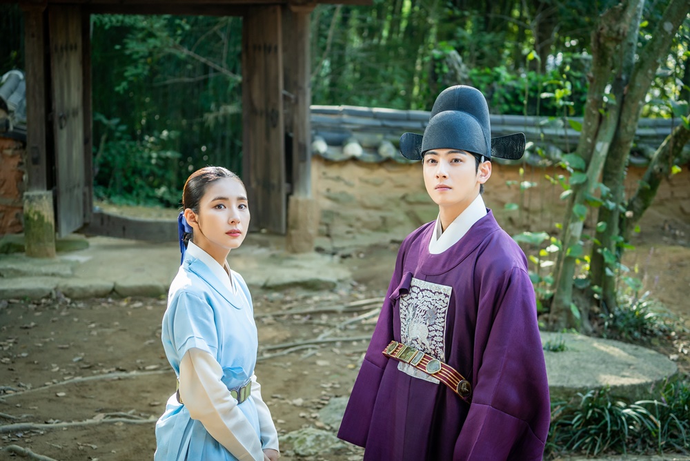 Shin Se-kyung, Cha Eun-woo, and Park Ki-woongs Na Hae-ryung have only two days to end.The Phil Full Spoiler 3, which gives a glimpse of the ending, is unveiled, drawing attention to what will happen to the fate of the three men and women in the truth that disappeared behind history, raising the demand for the main shooter of this weeks broadcast.MBC tree Drama Na Hae-ryung (played by Kim Ho-su / directed by Kang Il-su, Han Hyun-hee / produced by Chorokbaem Media) is the first problematic first lady of Joseon (Shin Se-kyung) and the reversal mother of the Joseon Dynasty, Phils full romance annals.Park Ki-woong, Lee Ji-hoon, Park Ji-hyun and other young actors such as Kim Yeo-jin, Kim Min-Sang, Choi Deok-moon, and Sungjiru are all active.As Na Hae-ryung and Irim have been inevitably intertwined for 20 years, interest in the ending of the drama is increasing.So, the Phil-filled spoiler 3, which should not be missed until the end, is released and focuses attention.Phil Chungman Spoiler 1. Shin Se-kyung - Cha Eun-woo, Kim Il-mok Sacho - Found a link to the rusted sugar! Find the truth?Na Hae-ryung and Lee Lim identified the identity of Hodam: Yi Kyeom (played by Yoon Jong-hoon) of Heeyoung-gun, the King of the King.Through the Hodam Teachers Exhibition, the two who learned that Lee and Lee were active in Na Hae-ryungs father Seo Moon-jik (Lee Seung-hyo) and Seoraewon noticed that there was a hidden truth in Banjeong 20 years ago.In particular, there is a growing interest in whether they will be able to reveal the truth through the realization that the two people realize that the truth of the officer Kim Il-mok, who has the truth of the day, is hidden somewhere in the meltdown.It is noteworthy how Na Hae-ryung and Irim can reveal their history 20 years ago and whether they can correct it.Phil Chungman Spoiler 2. Shin Se-kyung - Cha Eun-woo, Kim Yeo-jin - Face to face Kong Jeong-hwan! Storm Tears Wind Prediction!Na Hae-ryung and Lee Rim in the public photos face their brother Koo Jae-kyung (played by Gong Jeong-hwan) and contrast Lim (played by Kim Yeo-jin), respectively, so they rob their eyes.It has been revealed that the financial situation has contributed to the opposition and put the people of Seoraewon in danger.So, Na Hae-ryung is paying attention to the sad relationship between the two people whether he can forgive the financial situation that he has raised like his brother.At the same time, Irim and his affectionate appearance attract attention.Lee Rim, who looks at Lim with a grudged eye, and Lim, who tries to endure it, makes him guess between the two people who are wrong.The curiosity of viewers is soaring about how Na Hae-ryung, who has shared more than his brother and sister, and how the relationship between Lee Lim and Lim will flow around 20 years.Phil Full Spoiler 3. Park Ki-woong - Kim Min-Sang! The enemy Cha Eun-woo! Who owns the Kornongpo?As the past is revealed 20 years ago, the fate of Prince Lee Jin (Park Ki-woong) is also drawing attention.Lee Jin, who became a king with half-heartedness after his father, Ham Young-gun, Lee Tae-tae, struggled to spread politics for the people by constantly checking the left-wing Min-yuk-pyeong (Choi Deok-moon) who wanted to expand his power.Above all, Lee Jin is curious about how the truth will affect the two brothers 20 years ago as he is shown to notice that Lee Lim, who was so fond of him, is not his own brother.Among the sons of Lee Lim, the son of Lee Ji-kyum, and Lee Jin, the son of Hamyoung-gun, the present king, will be a point of observation that should not be missed.Na Hae-ryung, a new employee, said on the 24th, Puzzle, which was scattered through this weeks broadcast, is completed 20 years ago.I would like to ask for your attention and support until the end of the day to see how the fate of Joseon, including the three men and women, will flow, he said.iMBC  Photos