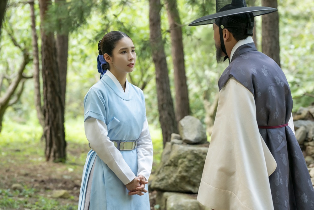 Shin Se-kyung, Cha Eun-woo, and Park Ki-woongs Na Hae-ryung have only two days to end.The Phil Full Spoiler 3, which gives a glimpse of the ending, is unveiled, drawing attention to what will happen to the fate of the three men and women in the truth that disappeared behind history, raising the demand for the main shooter of this weeks broadcast.MBC tree Drama Na Hae-ryung (played by Kim Ho-su / directed by Kang Il-su, Han Hyun-hee / produced by Chorokbaem Media) is the first problematic first lady of Joseon (Shin Se-kyung) and the reversal mother of the Joseon Dynasty, Phils full romance annals.Park Ki-woong, Lee Ji-hoon, Park Ji-hyun and other young actors such as Kim Yeo-jin, Kim Min-Sang, Choi Deok-moon, and Sungjiru are all active.As Na Hae-ryung and Irim have been inevitably intertwined for 20 years, interest in the ending of the drama is increasing.So, the Phil-filled spoiler 3, which should not be missed until the end, is released and focuses attention.Phil Chungman Spoiler 1. Shin Se-kyung - Cha Eun-woo, Kim Il-mok Sacho - Found a link to the rusted sugar! Find the truth?Na Hae-ryung and Lee Lim identified the identity of Hodam: Yi Kyeom (played by Yoon Jong-hoon) of Heeyoung-gun, the King of the King.Through the Hodam Teachers Exhibition, the two who learned that Lee and Lee were active in Na Hae-ryungs father Seo Moon-jik (Lee Seung-hyo) and Seoraewon noticed that there was a hidden truth in Banjeong 20 years ago.In particular, there is a growing interest in whether they will be able to reveal the truth through the realization that the two people realize that the truth of the officer Kim Il-mok, who has the truth of the day, is hidden somewhere in the meltdown.It is noteworthy how Na Hae-ryung and Irim can reveal their history 20 years ago and whether they can correct it.Phil Chungman Spoiler 2. Shin Se-kyung - Cha Eun-woo, Kim Yeo-jin - Face to face Kong Jeong-hwan! Storm Tears Wind Prediction!Na Hae-ryung and Lee Rim in the public photos face their brother Koo Jae-kyung (played by Gong Jeong-hwan) and contrast Lim (played by Kim Yeo-jin), respectively, so they rob their eyes.It has been revealed that the financial situation has contributed to the opposition and put the people of Seoraewon in danger.So, Na Hae-ryung is paying attention to the sad relationship between the two people whether he can forgive the financial situation that he has raised like his brother.At the same time, Irim and his affectionate appearance attract attention.Lee Rim, who looks at Lim with a grudged eye, and Lim, who tries to endure it, makes him guess between the two people who are wrong.The curiosity of viewers is soaring about how Na Hae-ryung, who has shared more than his brother and sister, and how the relationship between Lee Lim and Lim will flow around 20 years.Phil Full Spoiler 3. Park Ki-woong - Kim Min-Sang! The enemy Cha Eun-woo! Who owns the Kornongpo?As the past is revealed 20 years ago, the fate of Prince Lee Jin (Park Ki-woong) is also drawing attention.Lee Jin, who became a king with half-heartedness after his father, Ham Young-gun, Lee Tae-tae, struggled to spread politics for the people by constantly checking the left-wing Min-yuk-pyeong (Choi Deok-moon) who wanted to expand his power.Above all, Lee Jin is curious about how the truth will affect the two brothers 20 years ago as he is shown to notice that Lee Lim, who was so fond of him, is not his own brother.Among the sons of Lee Lim, the son of Lee Ji-kyum, and Lee Jin, the son of Hamyoung-gun, the present king, will be a point of observation that should not be missed.Na Hae-ryung, a new employee, said on the 24th, Puzzle, which was scattered through this weeks broadcast, is completed 20 years ago.I would like to ask for your attention and support until the end of the day to see how the fate of Joseon, including the three men and women, will flow, he said.iMBC  Photos