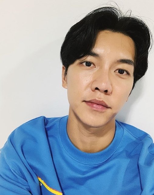 Lee Seung-gi posted a picture on his SNS on the 23rd with the phrase now.The photo shows Lee Seung-gi wearing a blue man-to-man.Lee Seung-gis clear features and warm visuals with a pale smile toward Camera catch the eye.The fans who encountered the photos responded such as Still cool, I am watching the drama well and Cha Dal-gun fighting.Meanwhile, Lee Seung-gi is appearing on SBS entertainment All The Butlers, Little Forest and gilt drama Baega Bond.