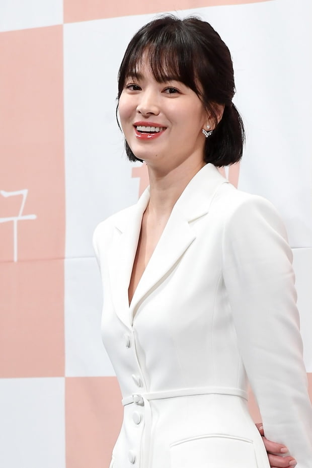 Actor Song Hye-kyo has been enrolled in the US Chelsea College of Arts short-term course, reports have emerged.On the 17th, a Hong Kong media reported that Song Hye-kyo stayed in New York City and registered for the Chelsea College of Arts short-term course.Song Hye-kyo boarded a flight to New York City on July 7 to attend the Ralph Lauren Collection.He was reported to have spent Chuseok in New York City without returning to Korea after attending Fashion Week.In this regard, the agency is in a position to confirm that it is Actors private life.Song Hye-kyo finished the procedure for adjusting the dance with Song Joong-ki in July and turned to their own path after a year and 10 months of marriage.Song Hye-kyo is currently reviewing his next film.