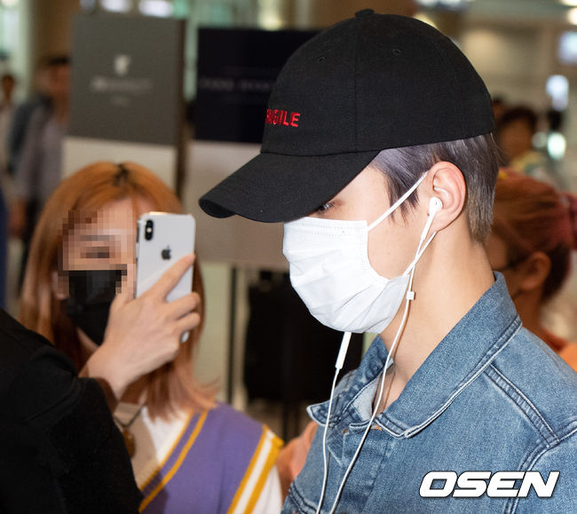 EXO Sehun arrived at Incheon International Airport after finishing the 24 Days morning Thailand Bangkok fan meeting schedule.Sehun is leaving the arrival hall.