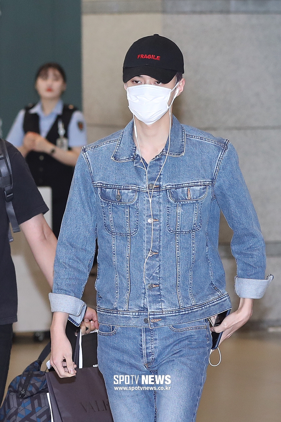 EXO Sehun is returning home via the Incheon International Airport on the morning of the 24th after finishing the Thailand fan meeting schedule.