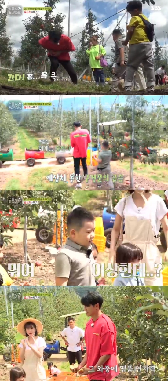 Singer Lee Seung-gi humiliated in front of childrenOn SBS Little Forest broadcast on the 23rd, Lee Seung-gi broke the apple with his bare hands and the top model scene was broadcast.On this day, Park Narae, Lee Seung-gi, Lee Seo-jin and Jung So-min visited the apple farm with their children.The members took apples directly with the children, and the children were delighted to pick apples for their parents.Among them, Lee Seung-gi took a bite of freshly garnered apples and took an Acting as if she had eaten a serpent.Lee Seung-gi looked at the childrens reaction, saying, I think this is a serpent.Most of the children showed indifferent attitudes, and Miss Grace, who said she wanted to play the fairy tale Snow White, also turned away Lee Seung-gi.Jung So-min said, Please kiss my uncle quickly, I will live if I kiss him. Lee Han-gun encouraged Lee Han-gun, saying, I will eat it.Lee Seung-gi also had a Top Model to split apples with his bare hands; Lee Seung-gi showed confidence but was humiliated because the apples were not split.In the end, Lee Seung-gi used a knife secretly to the children, saying, I will come together.Lee Seung-gi then pecked the sheathed apple with his bare hands, and Jung Hun-gun pushed a new apple to embarrass Lee Seung-gi.Photo = SBS Broadcasting Screen