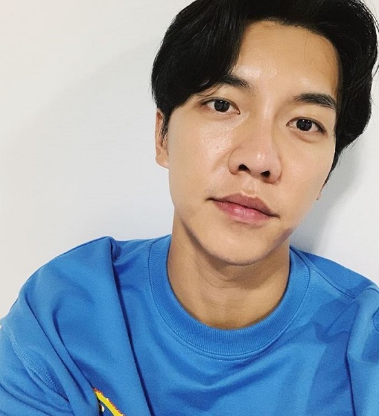 Actor Lee Seung-gi has released a warm-hearted daily photo.Lee Seung-gi posted a picture on his instagram  on the 23rd with an article called Now.The photo shows Lee Seung-gi staring at the Camera with a pale smile. Especially, he boasts a distinctive feature and captures his attention.On the other hand, SBS Baega Bond, which was first broadcast on the 20th, is playing the role of Cha Dal-gun.Photo: Lee Seung-gi Instagram  