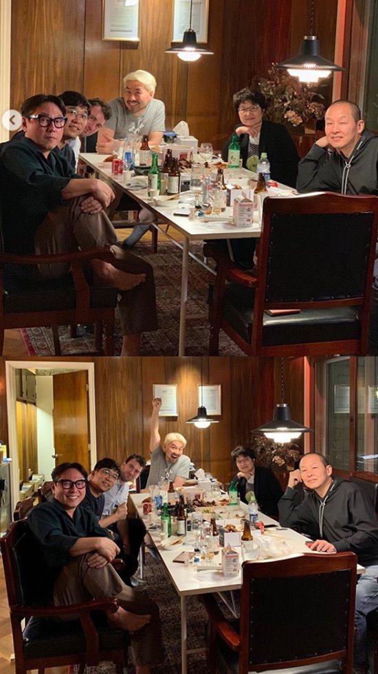 Noh Hong-chul spent time with the soon-to-be-leaving Yoon Jong Shin.On the 23rd, Noh Hong-chul posted a picture on his Instagram and reported on his current situation.In the public photos, Noh Hong-chul has a meeting with his acquaintances including Yoon Jong Shin.Noh Hong-chul said, I would like you to do everything you want to do, my wisely chosen minimalist Jung Woo-sung.Do everything you want to do, sin, to live without fun. Meanwhile, Yoon Jong Shin is about to leave the country in October to concentrate on his music activities and creative activities, and decided to get off all of the broadcasts he was appearing on.Photo = Noh Hong-chul Instagram