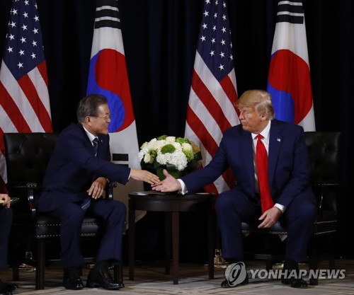 악수하는 한-미 정상 (뉴욕=연합뉴스) 배재만 기자 = 문재인 대통령이 23일 오후 (현지시간) 미국 뉴욕 인터콘티넨털 바클레이 호텔에서 도널드 트럼프 미국 대통령을 만나 반갑게 악수하고 있다. scoop@yna.co.kr