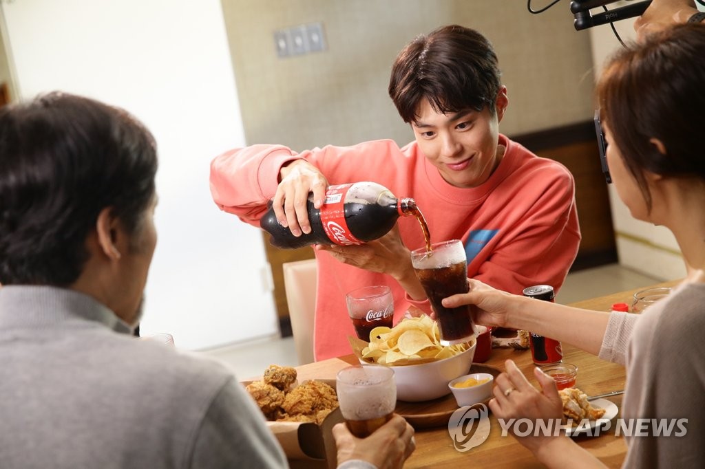 Seoul:) Coca-Cola - Coca-Cola unveiled its behind-the-scenes cut of its campaign Coke & Meal, featuring model Park Bo-gum on Monday. 9.24 2019