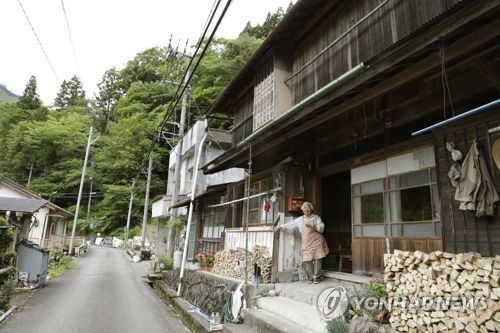 일본 지방 마을 곳곳에 빈집 빈집 일색인 시코쿠섬 고치현 오카와무라 한적한 마을의 모습 [교도=연합뉴스 자료사진]