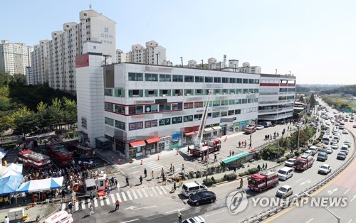 김포요양병원서 불…환자 2명 숨져 (김포=연합뉴스) 윤태현 기자 = 24일 경기도 김포시 풍무동 김포요양병원에서 불이 났다. 이 불로 2명이 숨지고 47명이 부상했다고 소방당국은 밝혔다. 사진은 화재 현장 모습. 2019.9.24 tomatoyoon@yna.co.kr