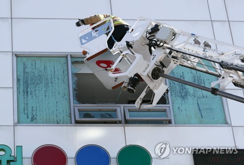 김포요양병원서 불…환자 2명 숨져 (김포=연합뉴스) 윤태현 기자 = 24일 오전 경기도 김포시 풍무동 김포요양병원에서 불이 났다. 이 불로 2명이 숨지고 47명이 부상했다고 소방당국은 밝혔다. 사진은 화재 현장 모습. 2019.9.24 tomatoyoon@yna.co.kr