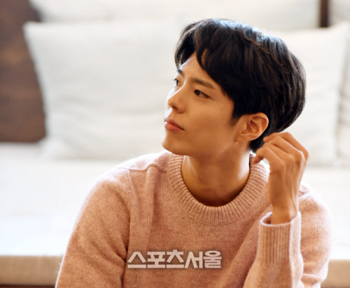 There is a growing interest in Emergency Han whether Actor Park Bo-gum and Bae Suzy can meet in Han movies.News that Actor Park Bo-gum was on the list as the main character of the movie Wonder Park made headlines on the 25th.Wonder Park is a new work directed by Kim Tae-yong, and attention is focused on Bae Suzy, Choi Woo-sik and Tang Wei.In addition, many movie officials have been paying attention to the fact that Han and Kim Tae-yong are the first films to be released after marriage with Tang Wei in 2014 after eight years since the film Manchu (2011).Han, Park Bo-gum is known to be shooting the end of the Han movie Seobok with cloned human.