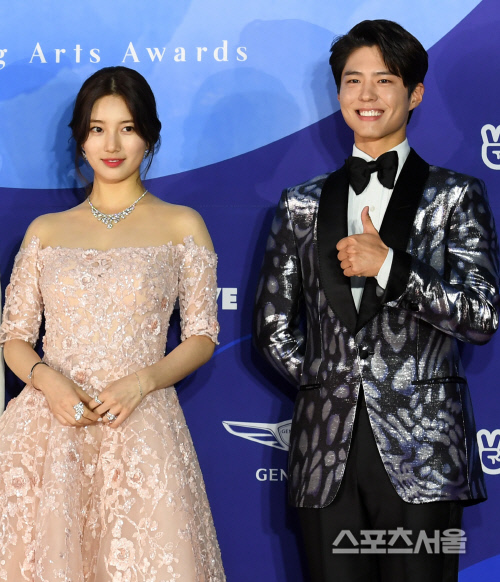 There is a growing interest in Emergency Han whether Actor Park Bo-gum and Bae Suzy can meet in Han movies.News that Actor Park Bo-gum was on the list as the main character of the movie Wonder Park made headlines on the 25th.Wonder Park is a new work directed by Kim Tae-yong, and attention is focused on Bae Suzy, Choi Woo-sik and Tang Wei.In addition, many movie officials have been paying attention to the fact that Han and Kim Tae-yong are the first films to be released after marriage with Tang Wei in 2014 after eight years since the film Manchu (2011).Han, Park Bo-gum is known to be shooting the end of the Han movie Seobok with cloned human.