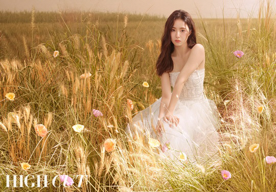 Shin Se-kyung, a pronoun of pure beauty, decorated the cover of the magazine Hycutt.Shin Se-kyung revealed a clear and transparent beauty through the star style magazine Hycutt published on September 26th.The way Shin Se-kyungs hair was scattered in the wind blowing in the golden field was mysterious as if the gates of heavenly world were opened.It was as if the flowers of the Segyeong bloomed between the warm barley, the pastel ton poppy flower, and the unnamed wild flower.The skin was transparent as if it were visible, and the eyes were so beautiful that they were unrealistic.Shin Se-kyung, who has a silky costume of coral, pink, beige and lavender tone, has a flower scent like a flower.In an interview that followed the filming, Shin Se-kyung mentioned the drama Na Hae-ryung, which is about to end.Na Hae-ryung has a unique charm among the historical characters that have been played.There is a point where the women who have been in the times meet, and they have been worried about being free from fixed ideas in expressing it. It is a character that resembles me and a lot of parts.After throwing away the troubles, I expressed what I wanted to express as I wanted, and I felt that there was no difficulty in actively drawing my original shape of living in modern times.I think I expressed 120% of what I want to express. I am going to be busy with a very busy schedule, but the energy I have is a very bright friend.Not only me, but all the crew were positively affected. It also had a major impact on the image and color of the new employee, Na Hae-ryung.Shin Se-kyungs YouTube channel, which is popular enough to be called YouTube ecosystem destroyer.Regarding this, I usually like to cook, but I wanted to leave such daily life as a record.It also seemed to be a way to communicate with fans in an interesting way during the break. I learned video editing on YouTube.Everyone knows, but Im sticking to the editing method that basically requires pulling and attaching. I bought my laptop this time because of editing. Shin Se-kyungs interviews with the pictures can be found on Hycutt 248 published on September 26th.