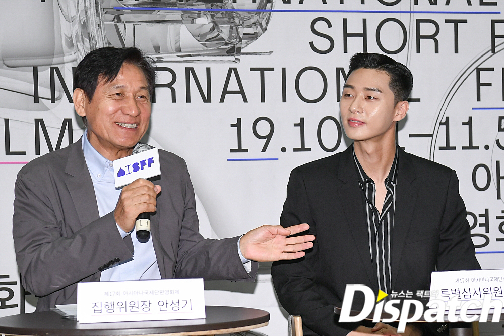 Ahn Sung-ki and Park Seo-joon stood in front of the reporters for a long time since the movie Lion.The Lion Back in the RiseThe smile looks like it.senior wishMeet me at Gwanghwamun.
