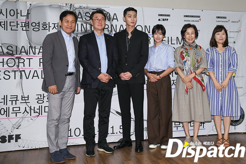 Ahn Sung-ki and Park Seo-joon stood in front of the reporters for a long time since the movie Lion.The Lion Back in the RiseThe smile looks like it.senior wishMeet me at Gwanghwamun.