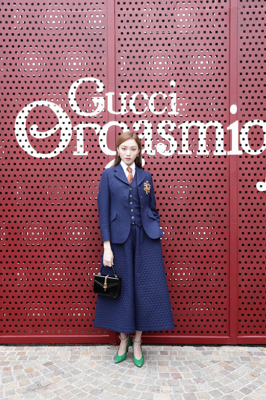 Lee Sung-kyung, too.Actor Lee Sung-kyung was spotted at the Milan Fashion show.Lee Sung-kyung attended the Gucci 2020 Spring/Summer Collection Fashion show at the Gucci Hub in Milan, Italy, on September 22 (local time).Lee Sung-kyung attended as a representative of Korea and glamorously lit the scene from the entrance; Lee Sung-kyung, who attended the show, presented sensual styling.In particular, Lee Sung-kyung has been evaluated as showing a charming yet stylish charm through a suit look.