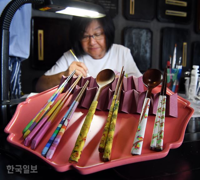 중국계 캐나다인 린다 쳉씨가 19일 서울 종로구 ‘저집’에서 젓가락 만들기에 열중하고 있다. 배우한 기자