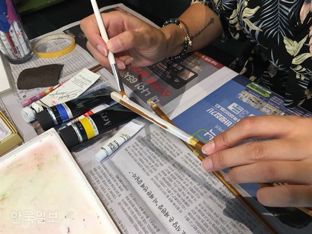 지난 19일 서울 종로구 젓가락 갤러리 ‘저집’에서 독일인 루이자씨 젓가락에 아크릴 물감을 칠하고 있다. 이정원 인턴기자