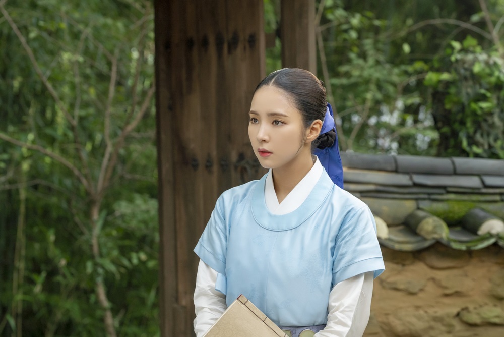 Shin Se-kyung, Cha Eun-woo, and Sung Ji-ru head to the Green Seodang to find the only evidence of the past 20 years ago, Kim Il-moks Sacho.Among them, the attention of the three people who were worried about where the quay was hidden is concentrated in one place.The MBC drama The New Entrepreneur Rookie Historian Goo Hae-ryung (played by Kim Ho-soo / directed by Kang Il-soo, Han Hyun-hee / produced Chorokbaem Media) sided with Rookie Historian Goo Hae-ryung (Shin Se-kyung) and Lee Lim (Cha E E E E. un-woo) has been released.The New Infantry Officer Rookie Historian Goo Hae-ryung, starring Shin Se-kyung, Cha Eun-woo, and Park Ki-woong, is the first problematic first lady of Joseon () Rookie Historian Goo Hae-ryung and the Phil full romance of Prince Irim, the anti-war mother solo.Lee Ji-hoon, Park Ji-hyun and other young actors, Kim Ji-jin, Kim Min-sang, Choi Duk-moon, and Sung Ji-ru.In the 33-36th episode of Rookie Historian Goo Hae-ryung, a new officer, Lee Rim was shown to be the enemy of Lee Kyeom (Yoon Jong-hoon) of Hee Young-gun, the king of the king.It was also surprising that Lee was a teacher in the Hodam Teachers Exhibition, which is the center of all events.In the meantime, Na Hae-ryung and Irim were the only living students who worked as a military officer 20 years ago, and before Kim Il-mok died, Someday go to an island with a green forest!I heard that I left a direct handwriting there! Lee Lim said, The island with the blue forest is .. melted. He realized that Kim Il-moks herbs remained in the melted-down hall, raising his curiosity about future development.In the public photos, Na Hae-ryung, Irim, and Inner Hall Husambo (Sungjiru) are seriously talking in the Green Sea Hall.Na Hae-ryung and Irim are listening to Sambos words that penetrate all of the living of the melted-down party and shining their eyes.Na Hae-ryung, Irim, and Sambo are caught staring at a corner of the melted-down party at the same time.So they are looking forward to seeing a clue to the place where the herbs are hidden.The new officer Rookie Historian Goo Hae-ryung said, Na Hae-ryung and Lee Lim are planting and go to find Kim Il-moks head.I hope you can confirm whether Sacho really exists and whether the two can find Sacho and reveal the truth through the broadcast today (25th) night.Newcomer Rookie Historian Goe-ryung, starring Shin Se-kyung, Cha Eun-woo and Park Ki-woong, airs today (25th) Wednesday night at 8:55:37-38.iMBC  Photos
