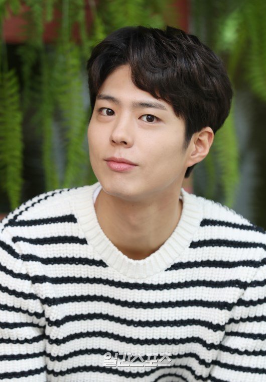 Its a meeting of youth stars full of first love atmosphere: Park Bo-gum, 26, is expected to be screen-breathed with Bae Suzy, 25.According to multiple film officials, Park Bo-gum is currently under careful consideration after receiving the movie Wonder Park (director Gaze and Kim Tae-yong) scenario.Although it is not clear that the new work has been joined as it is currently in the final stage of filming Seobok (director Lee Yong-ju), the interest is hot just because Park Bo-gum is being mentioned in the expected work that Chungmuro is paying attention to.In particular, Park Bo-gum was proposed to play the role of boyfriend of Bae Suzy, who was previously cast in the first place.If Park Bo-gum decides to appear in Wonder Park, he will be in a couples relationship with Bae Suzy.Park Bo-gum and Bae Suzy meet in the work Wonder Park for the first time.However, Park Bo-gum and Bae Suzy have been playing MC for Baeksang Arts for the second consecutive year and boasted extraordinary chemistry.Industry officials are attracting attention to the relationship that will lead to the screen.Wonder Park is a work that was followed by Bae Suzy and Choi Woo-sik, followed by Tang Wei.Park Bo-gum also hopes that the top-of-the-line casting will be completed if he gets his name.Officials said, Kim Tae-yong is an ambitiously prepared return, and there are rumors that he is a fresh story and character.There are already cast actors, and the actors who are coveting are also considerable works, so I think the remaining casting will be easy. Wonder Park is a commercial feature film that director Kim Tae-yong is preparing for for a long time.Director Kim Tae-yong has continued his work through middle and short films such as Her Acting (2012), Picnic (2013), and The Story of the Peak (2018) since Manchu starring Tang Wei and Hyun Bin, which was released in 2011.The commercial feature film is only eight years old, especially since it is the first new film to be released after marrying Tang Wei in 2014, the return of director Kim Tae-yong is significant.Wonder Park, which is classified as a drama genre, draws stories of various characters, but it is not an omnibus format.Synopsis and character outlines are completed to some extent, and are about to retake the final scenario: After finishing the main casting and free production calmly, they plan to start filming.