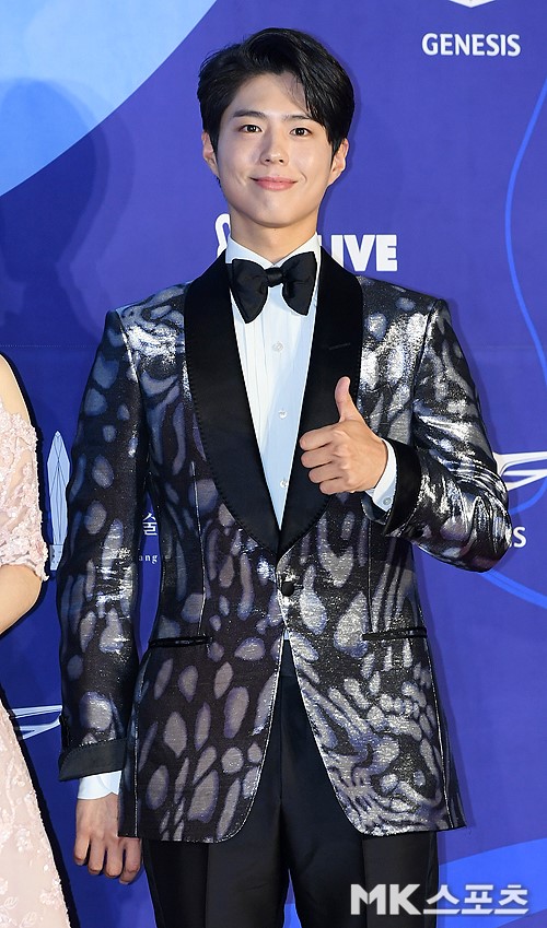 Will the meeting between Actor Park Bo-gum and Bae Suzy be concluded?On the afternoon of the 25th, an official of Park Bo-gums agency Blossom Entertainment said, Park Bo-gum was offered to appear in the movie Wonder Park (director Kim Tae-yong, Gaze).We are reviewing it positively, he said.When Park Bo-gum confirms his appearance, he will co-work with Bae Suzy; he has never co-worked in his work, so attention is focused on the meeting between the two.Director Kim Tae-yong has continued his work only through middle and short films such as Manchu, her acting, picnic, and the story of the top.Park Bo-gum, meanwhile, is currently in the midst of filming Seobok (director Lee Yong-ju).
