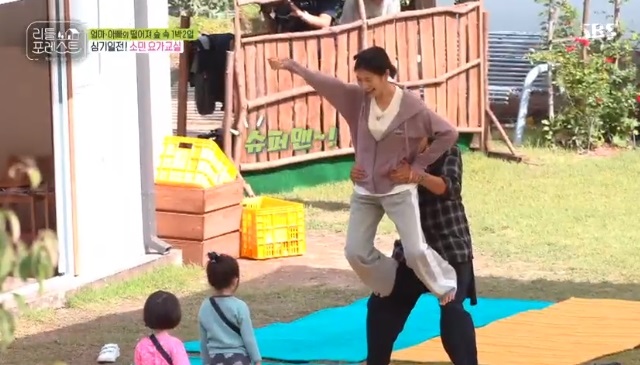 Jung So-min Lee Seung-gi succeeded in Kids Yoga Superman posture.Lee Seung-gi helped Jung So-mins Kids yoga on SBS Little Forest broadcast on September 24 Days.Jung So-min learned Kids yoga to be with children, but failed to attract attention all the time, and Lee Seung-gi decided to help Jung So-min, saying, Somin, did not you learn yoga?Lee Seung-gi said, What are you preparing? Lets try with you? And Jung So-min was embarrassed, saying, Superman posture, should I go up?Lee Seung-gi said, Yes, so lets show it properly. I want to do it.When Jung So-min asked, Is your brother really okay? Lee Seung-gi said, Its okay.Jung So-min helped him up on the bridge, and Jung So-min completed the Superman posture.Yoo Gyeong-sang