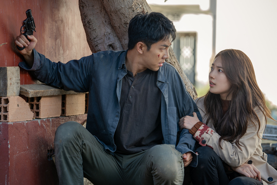 Lee Seung-gi - Bae Suzy is in extreme condition.SBS gilt drama Vagabond (VAGABOND) (played by Jang Young-chul, Jung Kyung-soon/directed by Yoo In-sik) revealed on September 25 that Lee Seung-gi (played by Cha Dal-geon) and Bae Suzy (played by Gohari) appeared to be chased by someones attack in wounded faces and bloody costumes.A scene hiding somewhere in a face full of wounds and a chasm in dirt and a confession in a clothes with blood on the sleeves.Chadalgan is on the wall of the building, holding a pistol in one hand, a broken back mirror in one hand, looking at the other side, and Ko Hae-ri is hiding behind the wall and looking somewhere on his cell phone.As the two people holding each others arms with their eyes filled with anxiety and tension are caught, they are raising their interest in the whole event.Lee Seung-gi and Bae Suzys potan two-shot scene was shot in Morocco for two days.The two men arrived at the scene early on to dig out a high-intensity action scene that should escape from the flying bullets and attack the opponent at the same time, constantly unwinding and confirming the action movement.The resting time given in the middle was also willing to return, and after several voluntary rehearsals, I tried to combine it several times, and showed a boiling passion for the work.emigration site