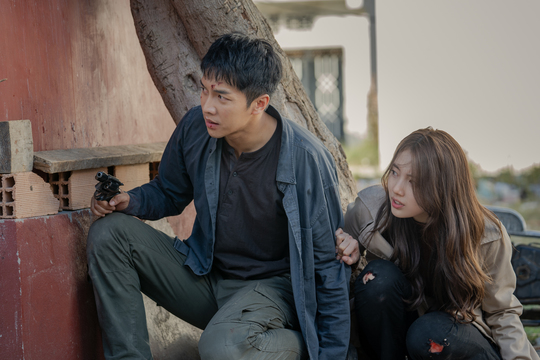 Lee Seung-gi - Bae Suzy is in extreme condition.SBS gilt drama Vagabond (VAGABOND) (played by Jang Young-chul, Jung Kyung-soon/directed by Yoo In-sik) revealed on September 25 that Lee Seung-gi (played by Cha Dal-geon) and Bae Suzy (played by Gohari) appeared to be chased by someones attack in wounded faces and bloody costumes.A scene hiding somewhere in a face full of wounds and a chasm in dirt and a confession in a clothes with blood on the sleeves.Chadalgan is on the wall of the building, holding a pistol in one hand, a broken back mirror in one hand, looking at the other side, and Ko Hae-ri is hiding behind the wall and looking somewhere on his cell phone.As the two people holding each others arms with their eyes filled with anxiety and tension are caught, they are raising their interest in the whole event.Lee Seung-gi and Bae Suzys potan two-shot scene was shot in Morocco for two days.The two men arrived at the scene early on to dig out a high-intensity action scene that should escape from the flying bullets and attack the opponent at the same time, constantly unwinding and confirming the action movement.The resting time given in the middle was also willing to return, and after several voluntary rehearsals, I tried to combine it several times, and showed a boiling passion for the work.emigration site